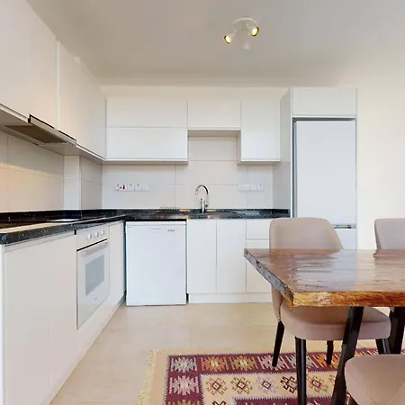 Luxurious And A Beautiful Retreat Apartment