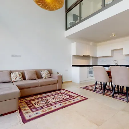 Luxurious And A Beautiful Retreat Apartment *